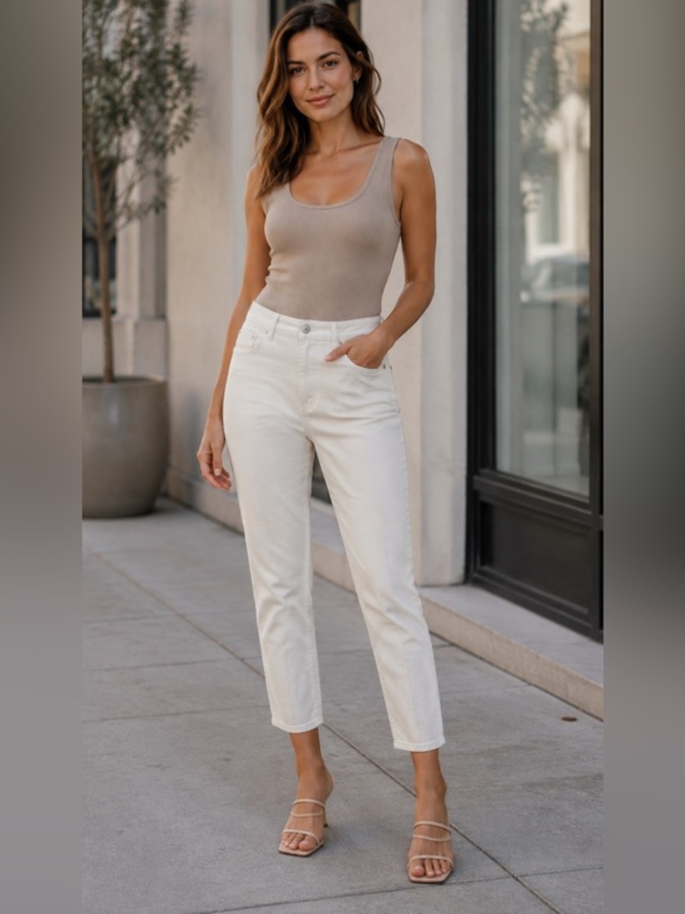 INC International Concepts Women's White Mid Rise Cropped‎ Jeans.